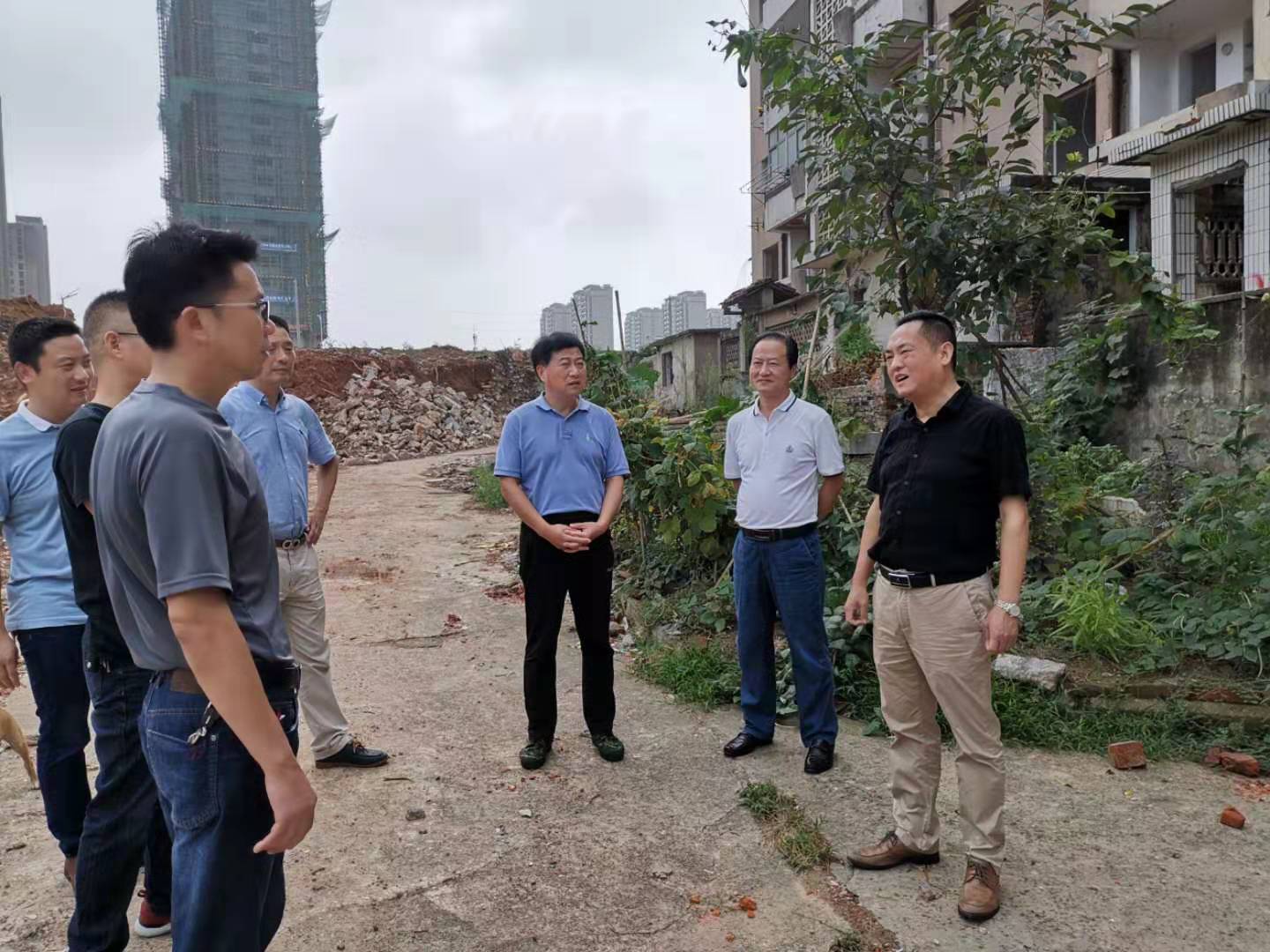 為加快方家沖、造紙廠和桂花園新安置區(qū)建設(shè)，2019年9月5日下，市城建集團(tuán)總經(jīng)理衛(wèi)民陪同市政府副秘書長劉陳寅深入項(xiàng)目建設(shè)現(xiàn)場，調(diào)度推進(jìn)安置區(qū)征遷工作.jpg