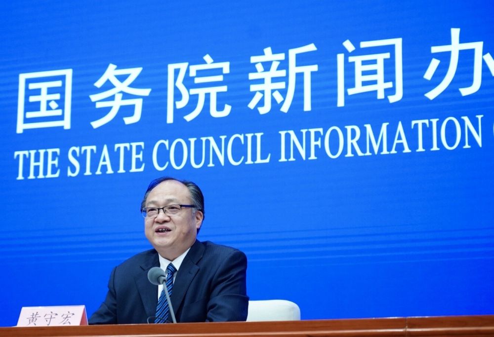 5月22日，國(guó)務(wù)院新聞辦邀請(qǐng)政府工作報(bào)告起草組負(fù)責(zé)人、國(guó)務(wù)院研究室主任黃守宏解讀政府工作報(bào)告有關(guān)情況。新華社記者　陳建力　攝