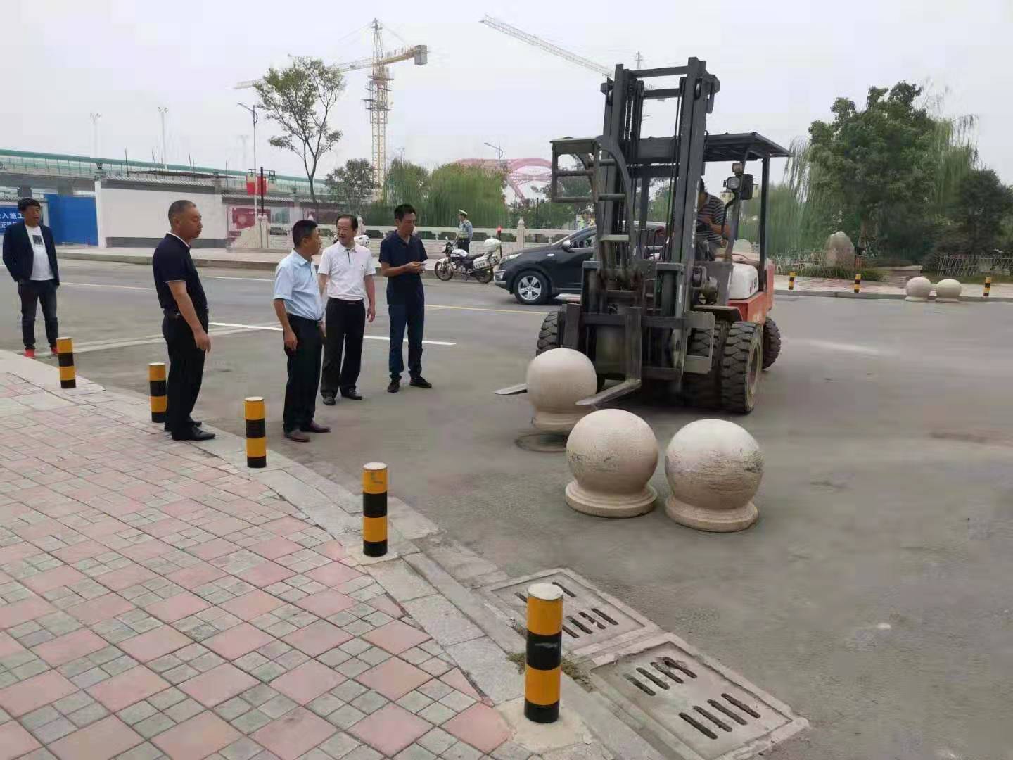 為向新中國成立七十周年獻(xiàn)禮，市城建集團(tuán)攻堅(jiān)克難，實(shí)現(xiàn)了北門棚改區(qū)域民生路10月1日零時(shí)順利通車。國慶假期，市城建集團(tuán)堅(jiān)持做好一線工作，在與交警部門共同做好民生路通車保障工作外，抓細(xì)節(jié)，抓落實(shí)，確保其他各項(xiàng)工作有序推進(jìn)。.jpg